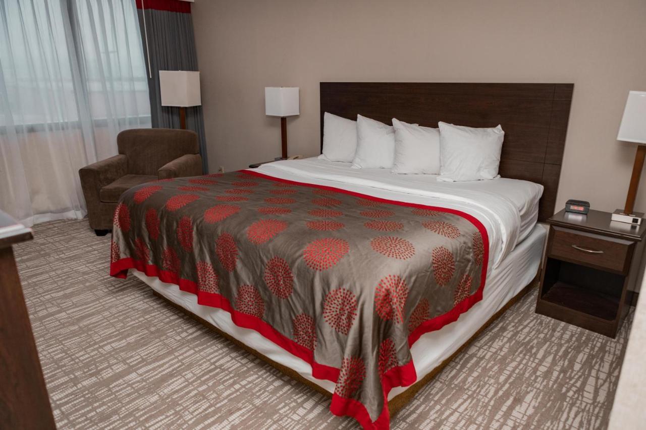 Hotel Ramada By Wyndham Cedar Rapids Exterior foto